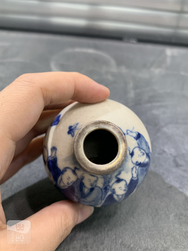 清晚期哥釉青花婴戏纹鼻烟壶（包铜口） - 图7